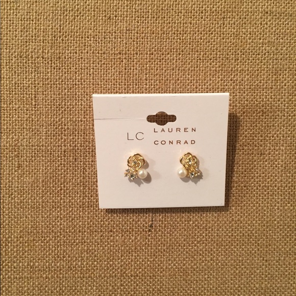 LC Lauren Conrad Jewelry - 🆕 LC Lauren Conrad Gold Flower Stud Earrings